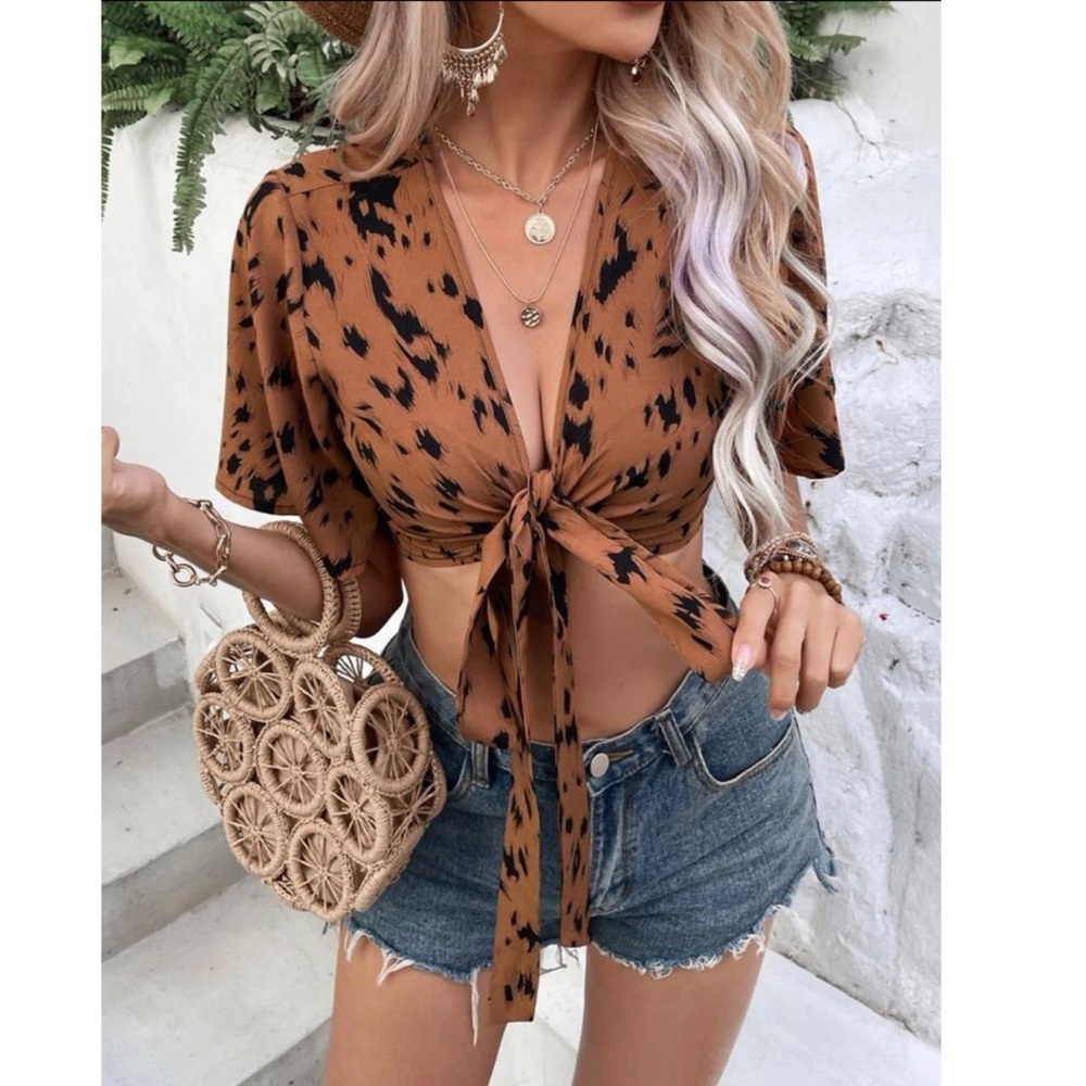 SHEIN VCAY Allover Print Knot Front Crop Top - Picture 3 of 8